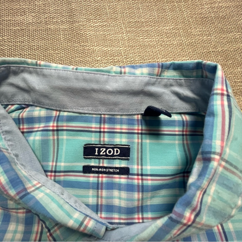 Izod Men’s 3XLT Non-Iron Stretch Short-Sleeve Plaid Button-Down Shirt in Blue - Picture 3 of 7